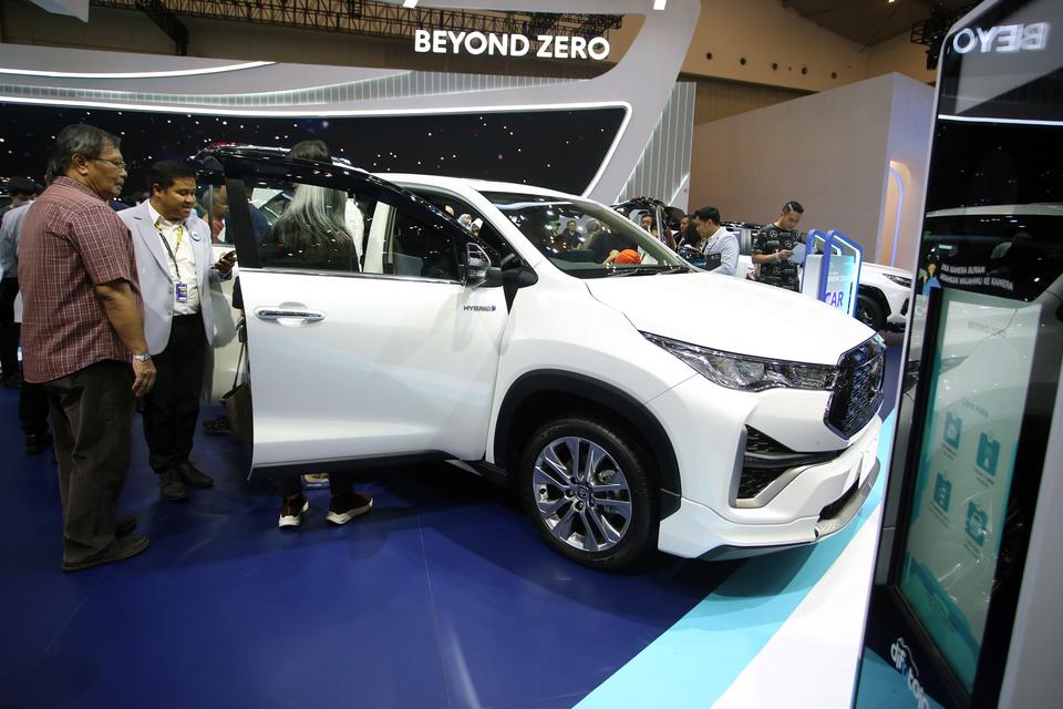 Tenaga penjual menawarkan pembiayaan kredit kendaraan bermotor saat pameran Gaikindo Indonesia International Auto Show (GIIAS) 2024 di Indonesia Convention Exhibition (ICE) BSD, Serpong, Kabupaten Tangerang, Banten, Kamis (25/7/2024). Pada sepekan pelaksa