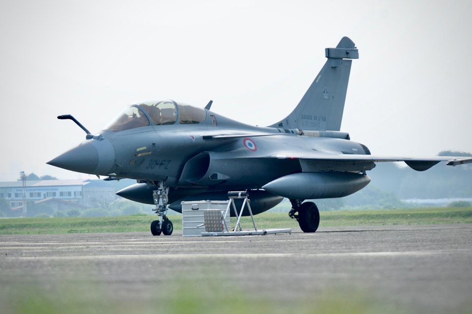 Jet tempur Dassault Rafale milik Angkatan Udara Prancis di Lanud Halim Perdanakusuma, Jakarta, Selasa (24/7). Foto: Wahyu Dwi Jayanto/Katadata
