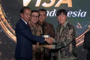 Presiden Joko Widodo menyerahkan golden visa kepada Pelatih Timnas Indonesia Shin Tae-yong di Jakarta, Kamis (25/7). Foto: Youtube/Sekretariat Preside