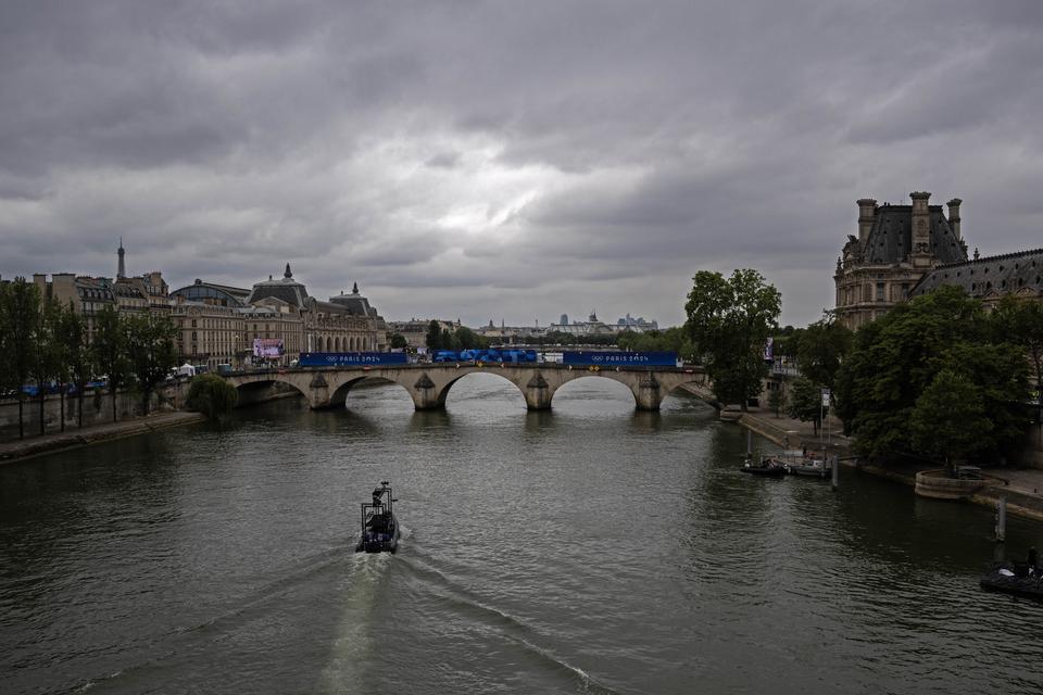 Sebuah kapal melintasi Sungai Seine yang akan digunakan untuk pembukaan Olimpiade Paris 2024 di Paris, Prancis, Kamis (26/7/2024). Pembukaan Olimpiade Paris 2024 akan berlangsung dengan parade defile kontingan diatas kapal menyusuri Sungai Seine sejauh 6 