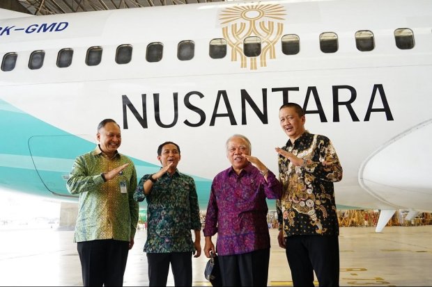 Plt Kepala OIKN Basuki Hadimuljono (keuda kanan) dan Dirut Garuda Indonesia Irfan Setiaputra (paling kanan di Hangar 2 GMF AeroAsia, Tangerang, Banten