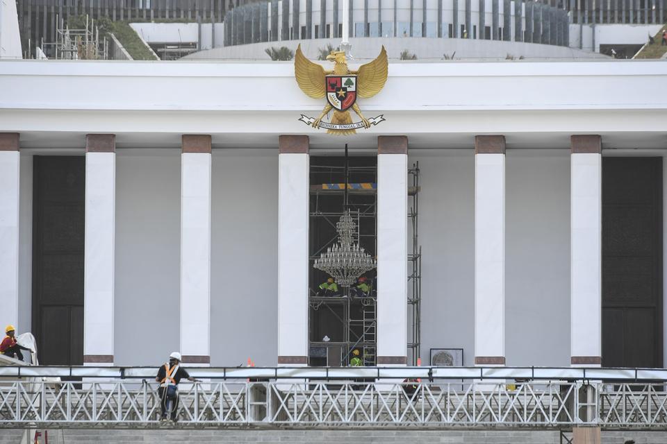 Pekerja memasang tenda untuk upacara HUT RI di Lapangan Upacara Istana Kepresidenan IKN, Penajam Paser Utara, Kalimantan Timur, Sabtu (27/7/2024). 