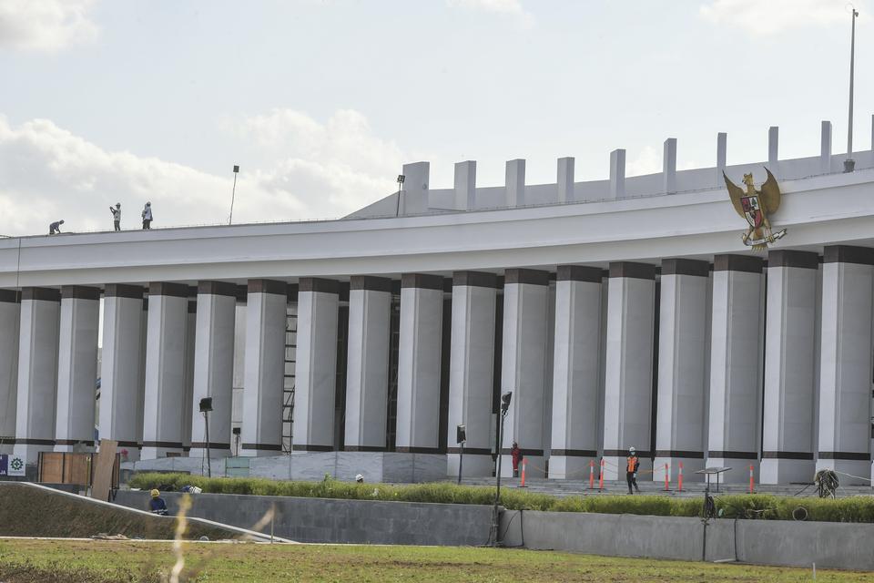 Pekerja berada di atas Istana Negara IKN untuk persiapan HUT RI di Penajam Paser Utara, Kalimantan Timur, Sabtu (27/7/2024). Persiapan pelaksaan upacara HUT Ke-79 Kemerdekaan RI di Lapangan Upacara Istana Kepresidenan IKN telah mencapai sekitar 90 persen 