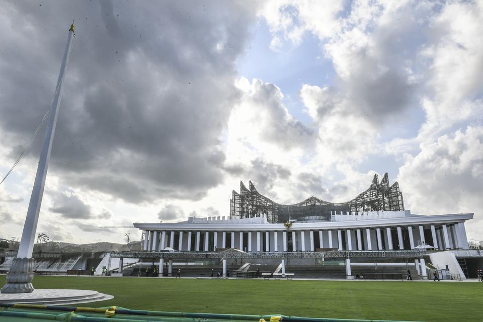 Suasana lapangan upacara yang akan digunakan pada HUT RI di kawasan Istana Kepresidenan IKN, Penajam Paser Utara, Kalimantan Timur, Sabtu (27/7/2024). Persiapan pelaksaan upacara HUT Ke-79 Kemerdekaan RI di Lapangan Upacara Istana Kepresidenan IKN telah m