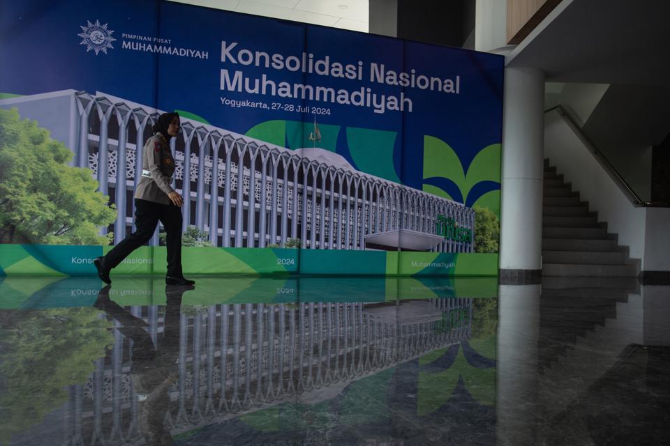 Seorang polwan melintas di depan Masjid Walidah Dahlan di Sleman, DI Yogyakarta, Sabtu (27/7/2024). PP Muhammadiyah menggelar konsolidasi nasional secara tertutup di gedung Masjid Walidah Dahlan, kompleks Kampus Universitas 'Aisyiyah (Unisa) Yogyakarta p