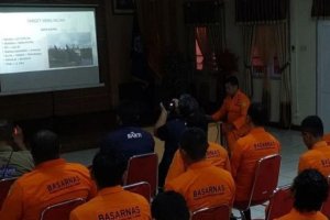 Personel Kantor SAR Timika dan perwakilan BAKTI Kementerian Komunikasi dan Informatika melangsungkan rapat operasi pencarian Kapal LCT Citra XX di Tim