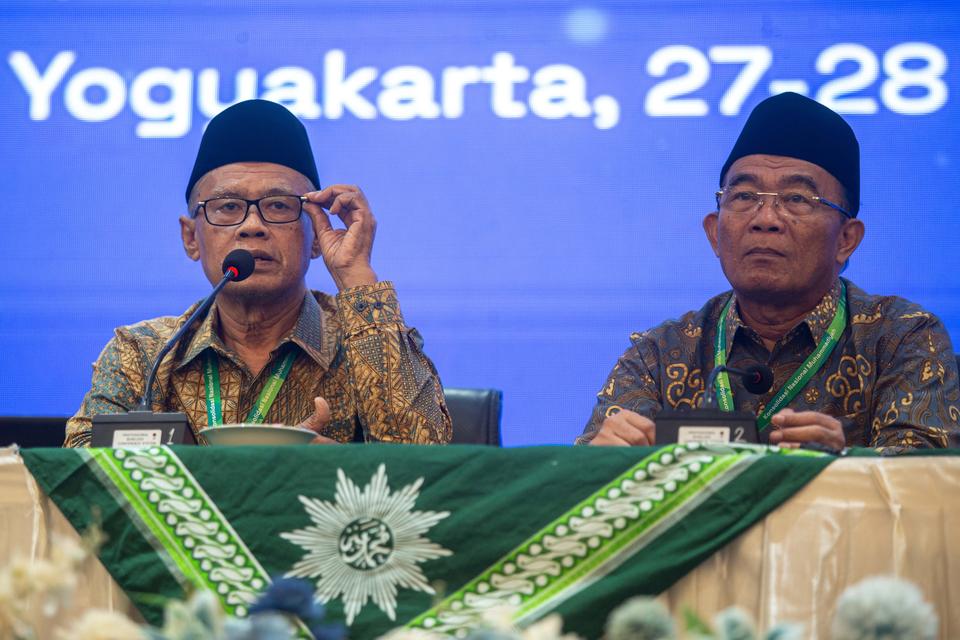 Ketua Umum PP Muhammadiyah Haedar Nashir (kiri) didampingi Ketua Bidang Ekonomi, Bisnis, dan Industri Halal PP Muhammadiyah Muhadjir Effendy (kanan) menyampaikan paparan saat jumpa pers Konsolidasi Nasional Muhammadiyah di Universitas Aisyiyah (Unisa) Yog