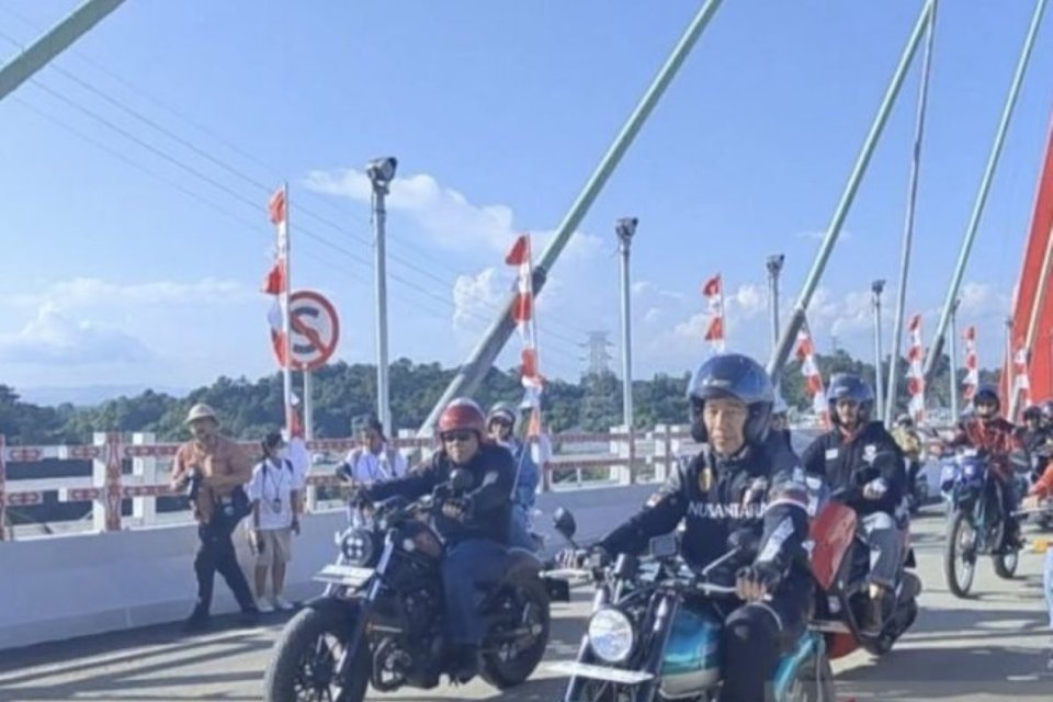 Momen Saat Jokowi Motoran Bareng Pak Bas dan Raffi Ahmad ke IKN