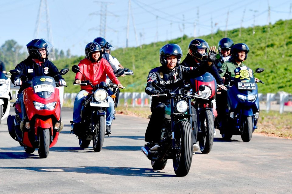 Presiden Joko Widodo beserta rombongan selebritas menuju IKN Nusantara, Minggu (28/7)