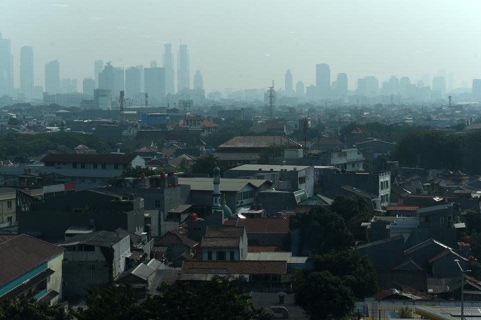 Suasana deretan gedung yang tersamar polusi di Jakarta Timur, Selasa (30/7/2024). Berdasarkan data situs pemantau kualitas udara IQAir pada Selasa (30/7), Indeks Kualitas Udara (Air Quality Index/AQI) di Jakarta berada pada angka 78 atau 1,9 kali dalam ba