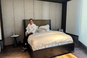 Presiden Joko Widodo saat berfoto di kamar tidurnya di Istana IKN, Kalimantan Timur. Foto: Instagram/Joko Widodo