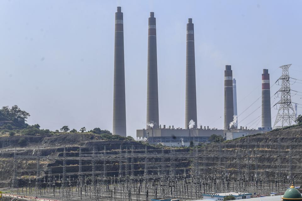 Pembangkit Listrik Tenaga Uap (PLTU) Suralaya, Cilegon, Banten, Rabu (31/7/2024). PLTU Suralaya yang memiliki tujuh unit pembangkit dengan total kapasitas terpasang 3.400 MW tersebut mampu menyumbang 17 persen energi listrik untuk kebutuhan Jawa-Bali deng