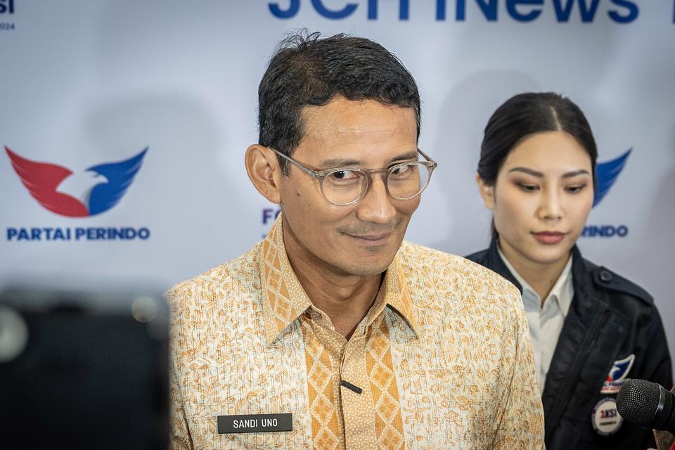 Menparekraf Sandiaga Salahuddin Uno (kiri) didampingi Ketua Harian Nasional DPP Partai Perindo Angela Tanoesoedibjo (kanan) menjawab pertanyaan wartawan pada penutupan Musyawarah Kerja Nasional (Mukernas) DPP Partai Perindo di Jakarta, Rabu (31/7/2024). P