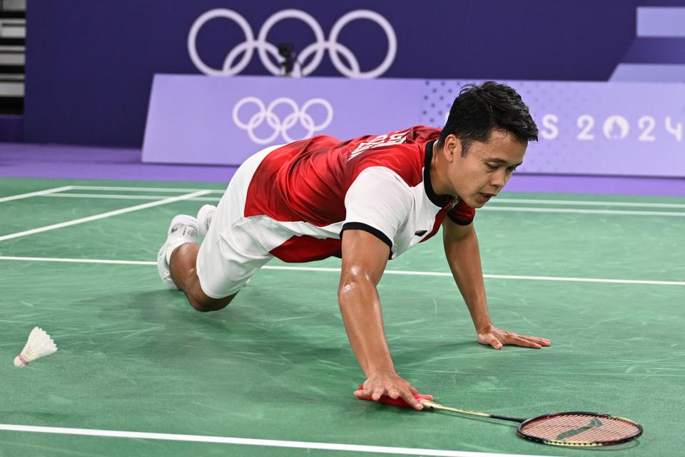 Pebulu tangkis tunggal putra Indonesia Anthony Sinisuka Ginting berusaha mengembalikan kok ke awah lawannya pebulu tangkis Prancis Toma Junior Popov pada babak penyisihan grup H Olimpiade Paris 2024 di Porte De La Chapella Arena, Paris, Prancis, Rabu (31/