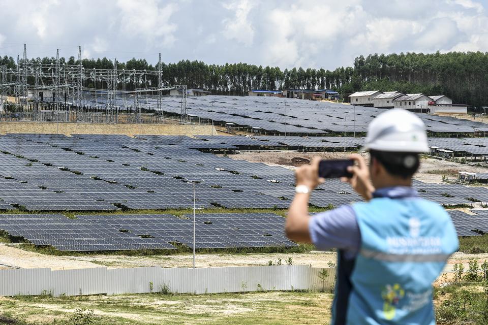 Petugas memotret Pembangkit Listrik Tenaga Surya (PLTS) IKN di Penajam Paser Utara, Kalimantan Timur, Kamis (1/8/2024). PLTS IKN yang saat ini telah beroperasi dengan kapasitas 10 MW itu akan memasok 100 persen kebutuhan listrik untuk upacara peringatan H