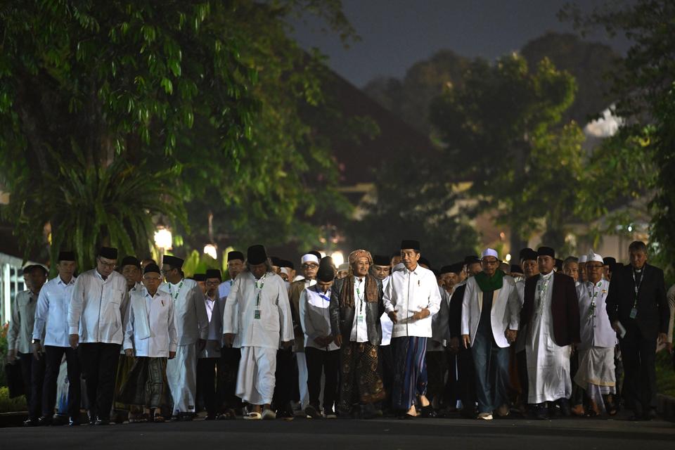 Presiden Joko Widodo (kelima kanan) dan Wakil Presiden Ma'ruf Amin (ketiga kiri) berjalan bersama para ulama serta tokoh agama sebelum mengikuti Zikir dan Doa Kebangsaan 79 Tahun Indonesia Merdeka di halaman Istana Merdeka, Jakarta, Kamis (1/8/2024).