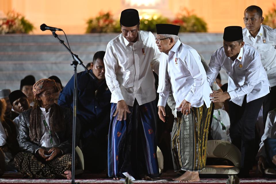 Presiden Joko Widodo (kedua kiri) menggandeng Wakil Presiden Ma'ruf Amin (ketiga kanan) dalam Zikir dan Doa Kebangsaan 79 Tahun Indonesia Merdeka di halaman Istana Merdeka, Jakarta, Kamis (1/8/2024). Acara tersebut merupakan rangkaian kegiatan menyambut 