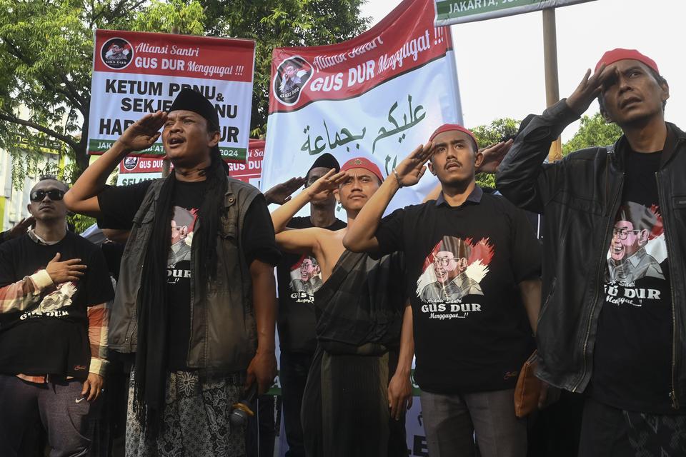 Sejumlah massa dari Aliansi Santri Gus Dur Menggugat melakukan hormat dalam unjuk rasa di depan Gedung PBNU, Jakarta, Jumat (2/8/2024). 