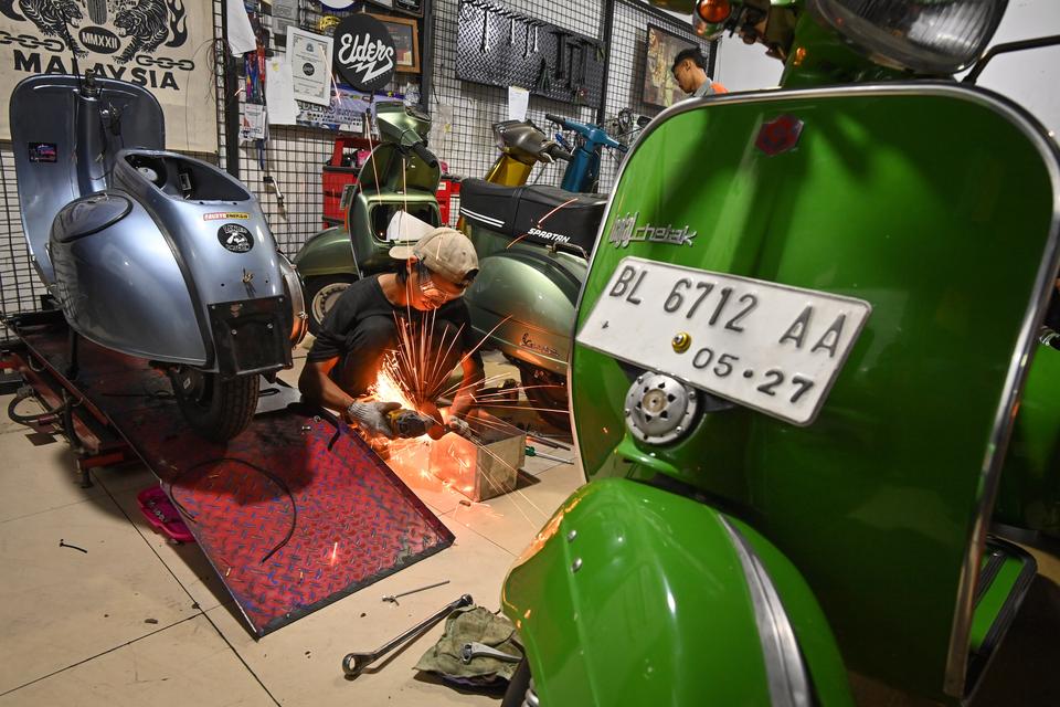 Teknisi mengkonversi sepeda motor berbahan bakar minyak menjadi sepeda motor listrik di Bengkel Elders Garage, Pancoran, Jakarta, Jumat (2/8/2024). Kementerian ESDM membuka layanan gratis bagi 500 sepeda motor BBM milik warga bertempat tinggal di Jabodeta