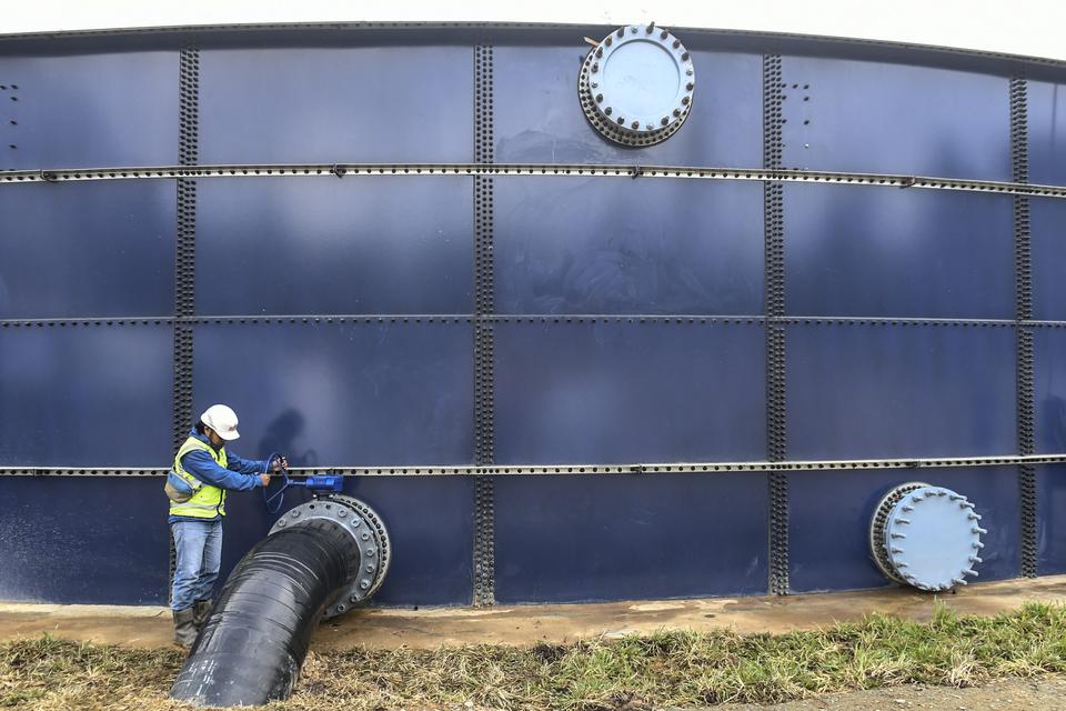 Pekerja memeriksa reservoir yang merupakan bagian dari Sistem Penyediaan Air Minum (SPAM) Sepaku di Penajam Paser Utara, Kalimantan Timur, Jumat (2/8/2024). Pembangunan fasilitas SPAM Sepaku dibangun untuk pemenuhan kebutuhan air minum di IKN.