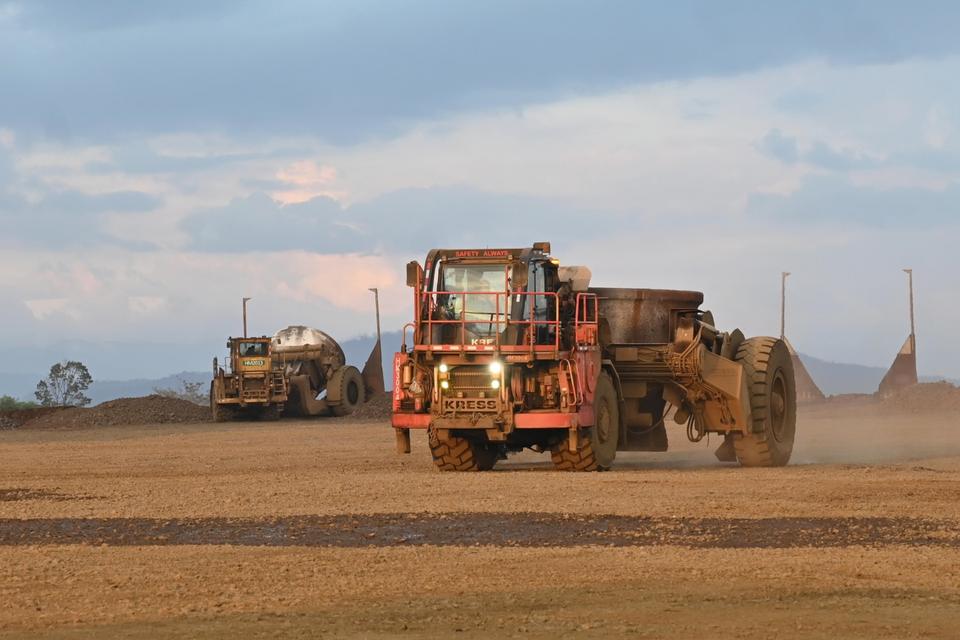 Emiten kontraktor pertambangan PT United Tractors Tbk (UNTR) mengungkap tidak akan menambah portofolio tambang batu bara dan pembangkit listrik berbasis batu bara di masa depan.