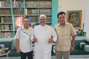 Ketua Harian Gerindra Sufmi Dasco Ahmad dan Waketum Gerindra Habiburokhman bertemu Rizieq Shihab. Foto: Instagram/Sufmi Dasco Ahmad