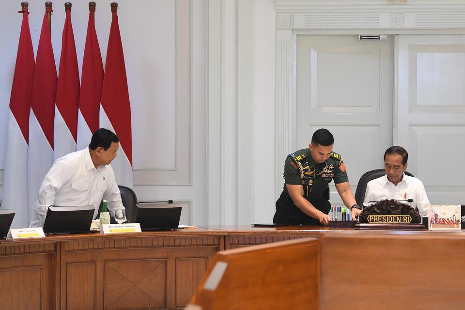 Presiden Joko Widodo (kanan) bersiap memimpin rapat terbatas disaksikan Menteri Pertahanan yang juga presiden terpilih Prabowo Subianto di Kantor Presiden, Jakarta, Senin (5/8/2024). Rapat tersebut membahas rencana kerja pemerintah, nota keuangan, dan RAP