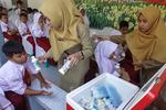 Uji coba minum susu siswa SD di Banyumas