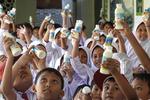 Uji coba minum susu siswa SD di Banyumas