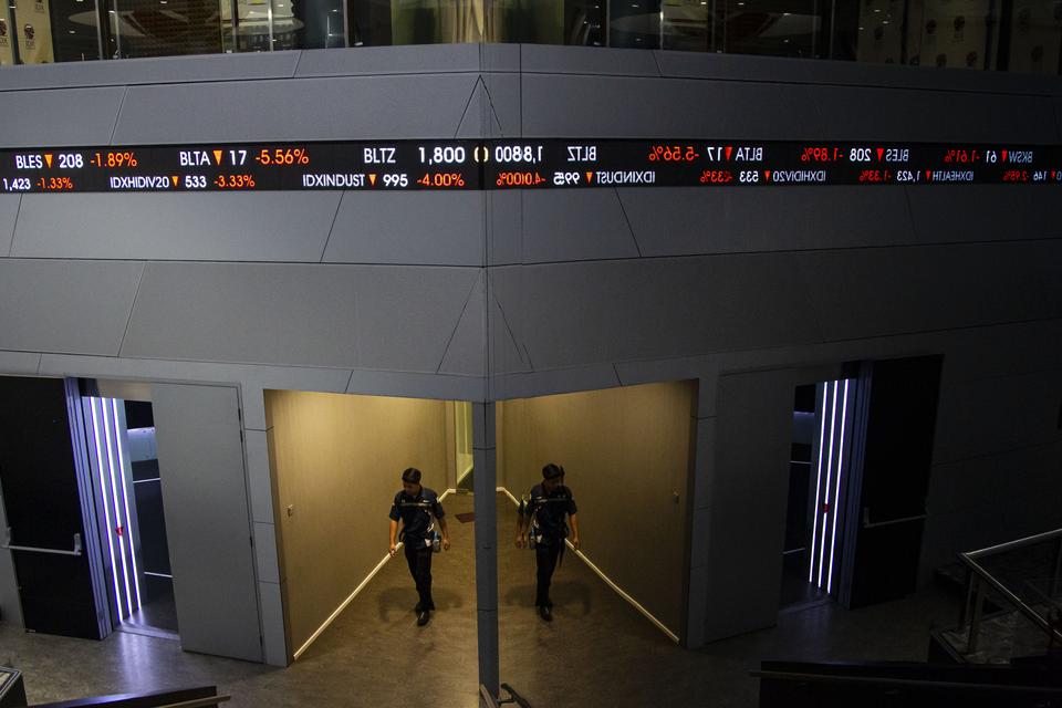 Indeks Harga Saham Gabungan atau IHSG ditutup turun 0,39% atau 30,69 poin ke level 7.756 pada perdagangan saham sesi pertama hari ini, Kamis (24/10).