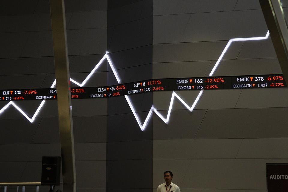 Indeks Harga Saham Gabungan (IHSG) turun 19,57 poin atau 0,27% ke level 7.237 pada penutupan perdagangan sesi pertama awal pekan ini, Senin (12/8). 