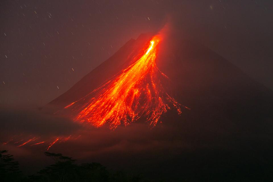 Luncuran guguran lava pijar Gunung Merapi terlihat dari Turi, Sleman, DI Yogyakarta, Senin (5/8/2024) malam. Menurut data BPPTKG periode pengamatan 5 Agustus 2024 pukul 00.00 - 24.00 WIB telah terjadi 55 kali guguran lava dengan jarak luncur maksimal 1.70