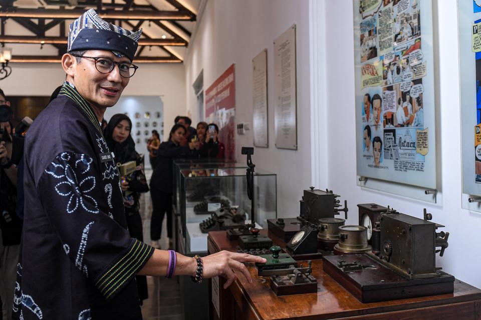 Menparekraf Sandiaga Salahuddin Uno berpose saat melakukan kunjungan ke ANTARA Heritage Center di ruang Grha ANTARA, Jakarta, Selasa (6/8/2024).