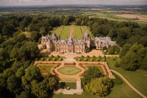 Ilustrasi, Waddesdon Manor, salah satu properti milik keluarga Rothschild.