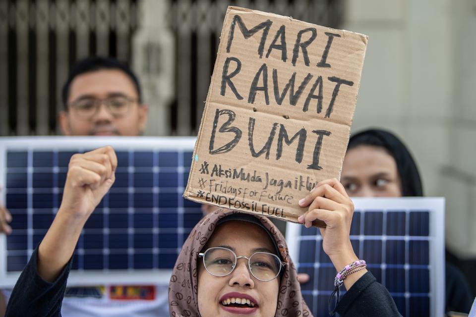 Sejumlah mahasiswa mengikuti aksi simpatik krisis iklim dan percepatan transisi energi di Gedung Merdeka, Bandung, Jawa Barat, Rabu (7/8/2024).