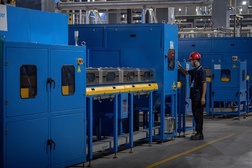 Pekerja memeriksa alat karbonisasi bahan material di pabrik bahan anoda baterai litium PT Indonesia BTR New Energy Material di sela-sela peresmian oleh Presiden Joko Widodo di Kawasan Ekonomi Khusus Kendal, Kabupaten Kendal, Jawa Tengah, Rabu (7/8/2024).