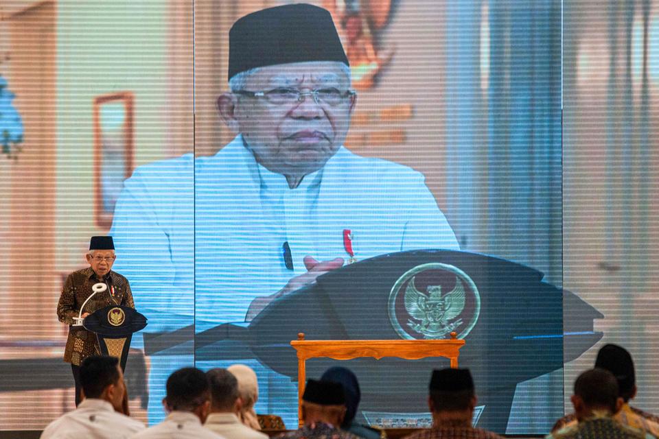 Wakil Presiden Ma'aruf Amin menyampaikan sambutan saat pembukaan Grebeg UMKM DIY 2024 di salah satu pusat perbelanjaan di Sleman, D.I Yogyakarta, Rabu (7/8/2024). Grebeg UMKM DIY 2024 yang diselenggarakan Bank Indonesia bersama Pemda DIY dan Gerakan Nasi