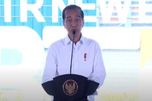 Presiden Joko Widodo saat meresmikan pabrik bahan anoda baterai lithium di Kendal, Jawa Tengah, Rabu (7/8). Foto: Youtube/Sekretariat Presiden