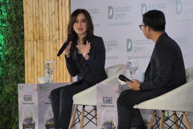 Wakil Direktur Utama Bank Mandiri Alexandra Askandar dan CEO Katadata Metta Dharmasaputra dalam Katadata Sustainable Action for The Future Economy (SAFE) 2024, di Jakarta, Rabu (7/8).