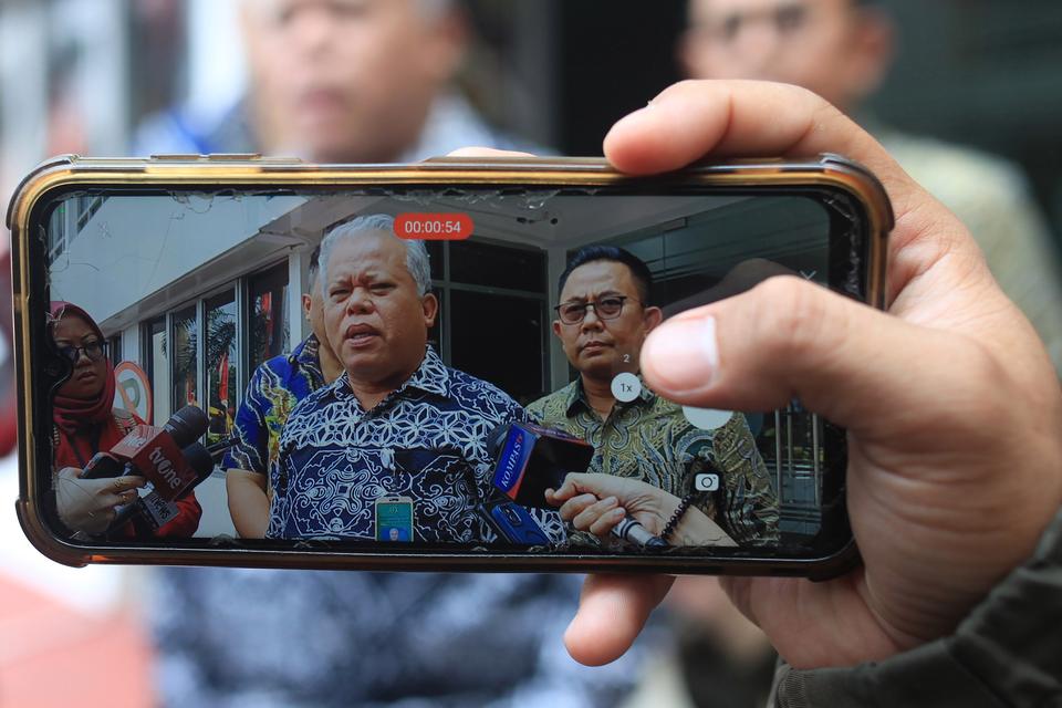 Jurnalis merekam video Kepala Pusat Penerangan Hukum Kejaksaan Agung Harli Siregar (kiri) didampingi Kepala Bidang Hubungan Media Dan Kehumasan Pusat Penerangan Hukum Kejagung Agus Kurniawan (kanan) menyampaikan keterangan kepada wartawan terkait kasus du