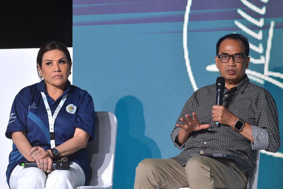 Menteri Perhubungan Budi Karya Sumadi (kanan) menyampaikan pandangannya bersama Ketua Umum Dewan Pengurus Pusat Indonesian National Shipowners' Association (INSA) Carmelita Hartoto (kiri) saat kegiatan INSA Yacht Festival 2024 di kawasan Benoa Marina Bal