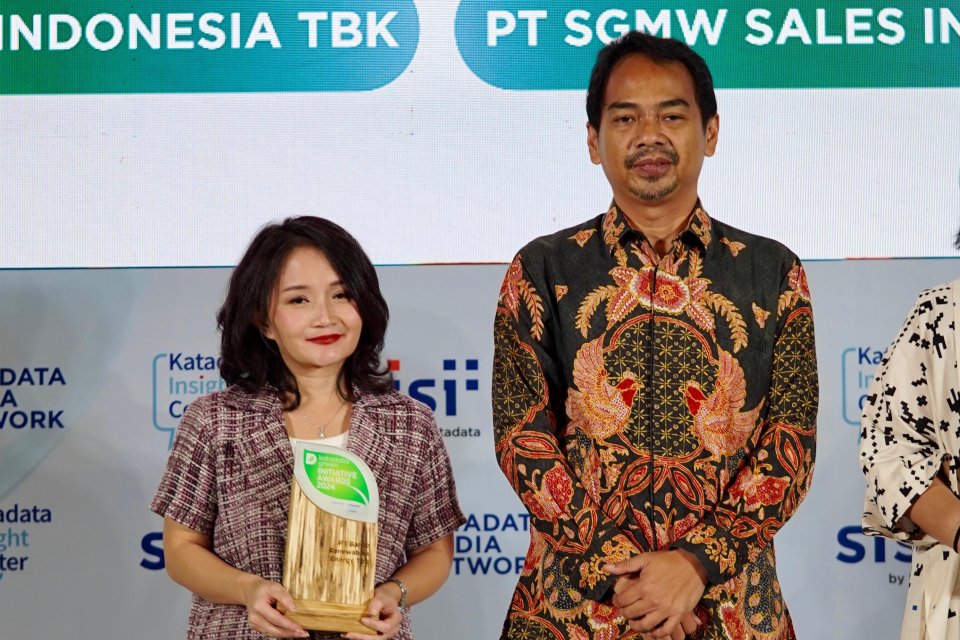 Head of Corporate Communication Barito Pacific Angelin Sumendap menerima penghargaan dari COO and Co-Founder Katadata Indonesia Ade Wahyudi.