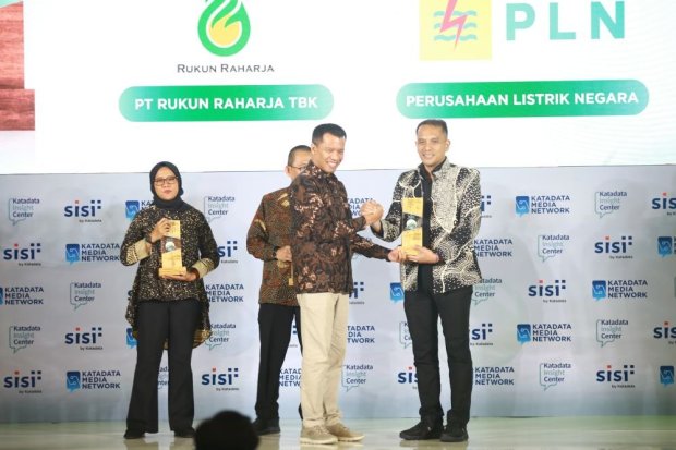 PLN meraih Katadata ESG (Environmental, Social, and Governance) Awards di sektor Energi untuk kategori Governance. Penghargaan diserahkan oleh Director of Katadata Insight Center Adek Media Rozak (dua dari kanan) Executive Vice President Komunikasi Korpor