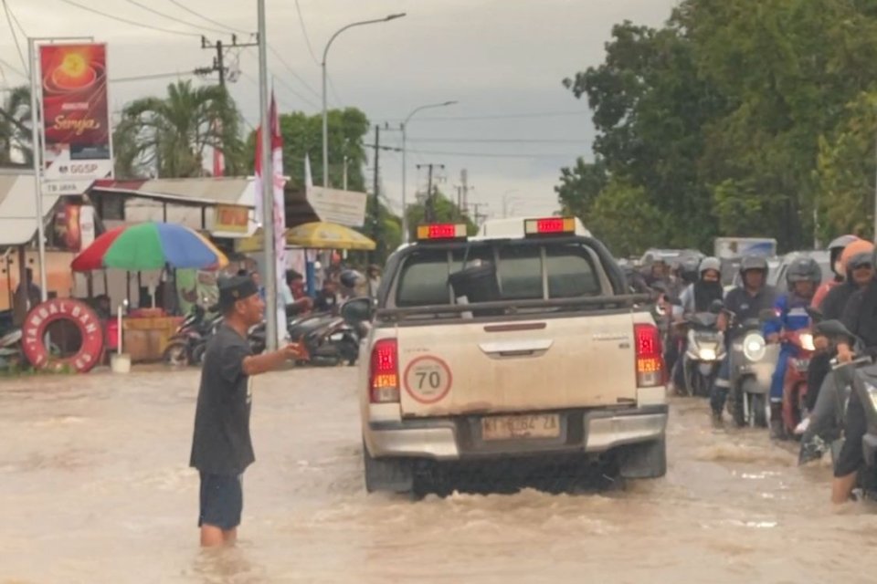 Banjir setinggi mata kaki hingga lutut orang dewasa di jalan menuju jalan tol IKN, Balikpapan, Rabu (9/8/2024).