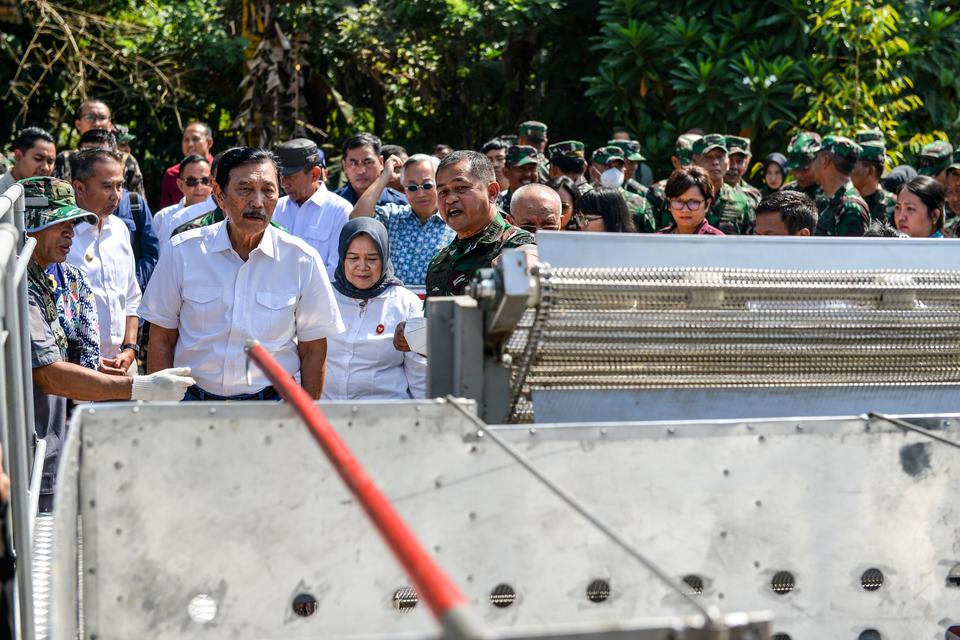 Menko Marves Luhut Binsar Pandjaitan (kedua kiri) bersama Kasad Jenderal TNI Maruli Simanjuntak (kanan) meninjau perahu ponton saat melakukan kunjungan kerja di Sektor 9 Citarum Harum, Batujajar, Kabupaten Bandung Barat, Jawa Barat, Sabtu (10/8/2024). 