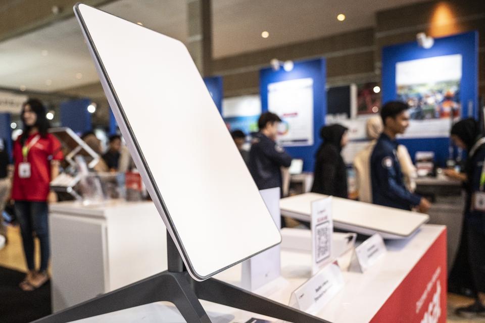 Produk layanan internet satelit Starlink ditampilkan dalam The 6th Indonesia Internet Expo and Summit (IIXS) di JIExpo, Kemayoran, Jakarta, Senin (12/8/2024). Pameran yang menampilkan berbagai inovasi terbaru dari industri internet dan telekomunikasi itu