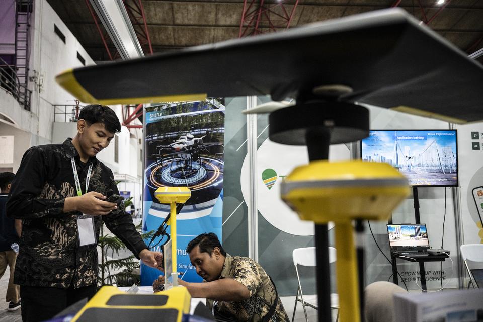 Sejumlah pengunjung melihat pesawat nirawak (drone) dalam Indonesia Drone Expo di JIExpo, Kemayoran, Jakarta, Senin (12/8/2024). 