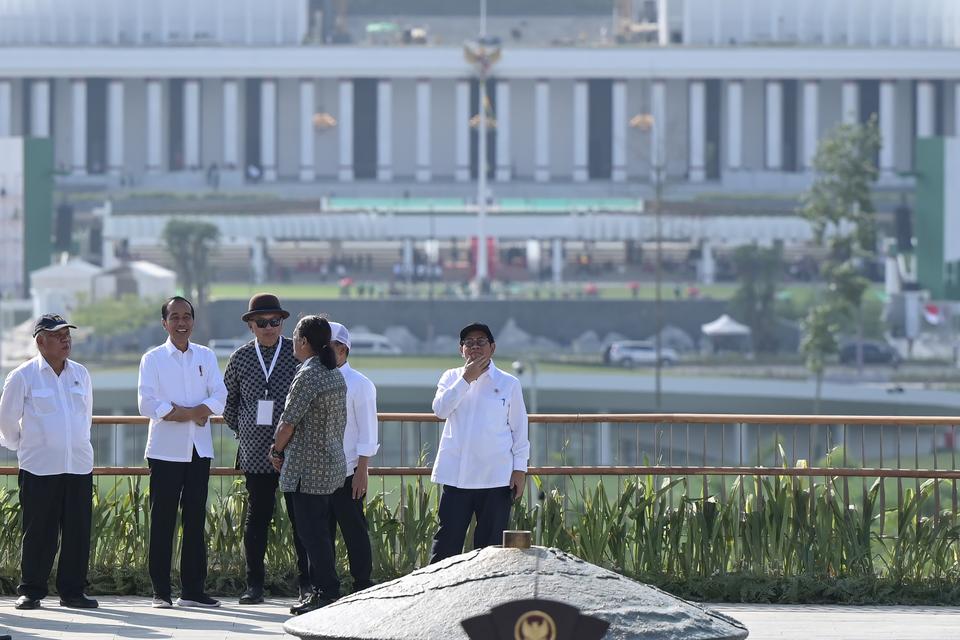 Presiden Joko Widodo (kedua kiri) didampingi Menteri PUPR Basuki Hadimuljono (kiri), Sekretaris Kabinet Pramono Agung (kanan), Perancang Istana Garuda IKN Nyoman Nuarta (ketiga kiri) meninjau Taman Kusuma Bangsa saat peresmian di Ibu Kota Nusantara (IKN),