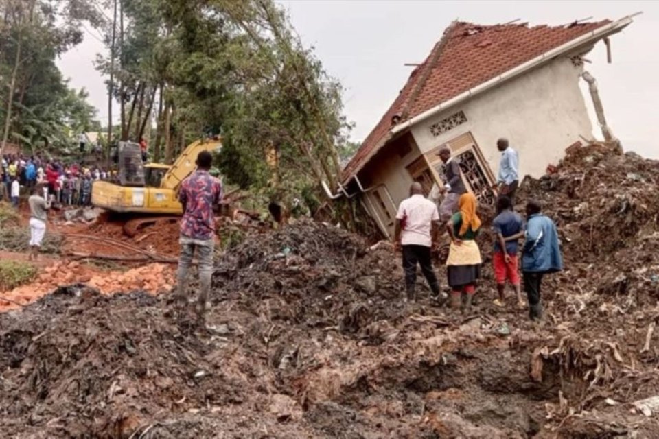 Setidaknya 17 jenazah ditemukan dari tumpukan sampah di Kampala, ibu kota Uganda yang secara tragis runtuh dan mengubur rumah serta ternak pada Sabtu (10/8) pagi. 