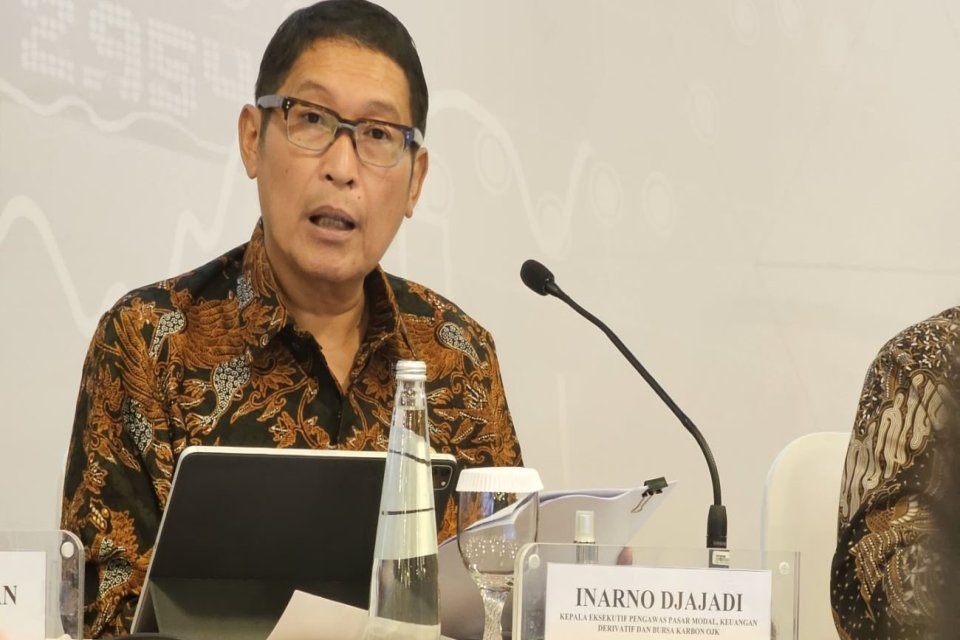 Kepala Eksekutif Pengawas Pasar Modal, Keuangan Derivatif, dan Bursa Karbon OJK Inarno Djajadi memberikan pemaparan dalam konferensi pers HUT 47 Tahun Diaktifkannya Kembali Pasar Modal Indonesia di Bursa Efek Indonesia, Jakarta, Senin (12/8).